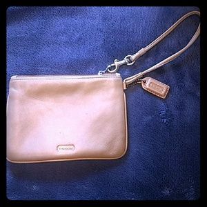 ✨Coach Wristlet with clip ✨